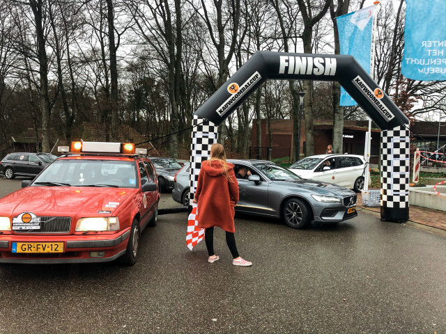 Foto bij de start van een gepersonaliseerde rally met de startboog