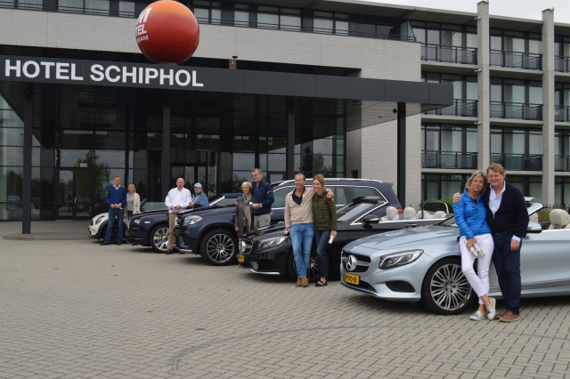 Foto van deelnemers Van der Valk rally bij hotel Schiphol
